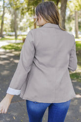 elegante blazer gris con cuello de solapa